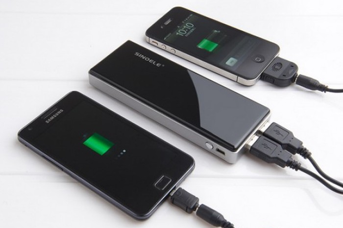 Ilustrasi charging ponsel. Foto: Internet Ilustrasi charging ponsel. Foto: Internet