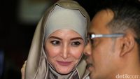 Inneke Koesherawati Dampingi Suami di Persidangan