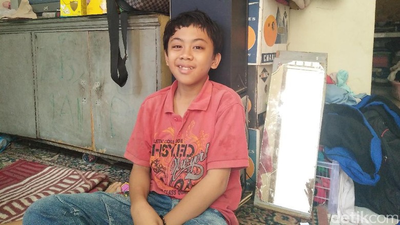 Kisah Abil, Anak Sekolah yang Tertidur di Trotoar Selepas Jualan