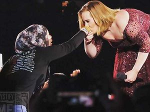 Adele Banjir Pujian Netizen karena Cium Tangan Hijabers Saat Konser