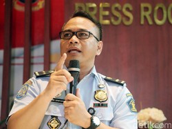 Ditahan, Turis Inggris yang Tampar Petugas Imigrasi Akan Dideportasi