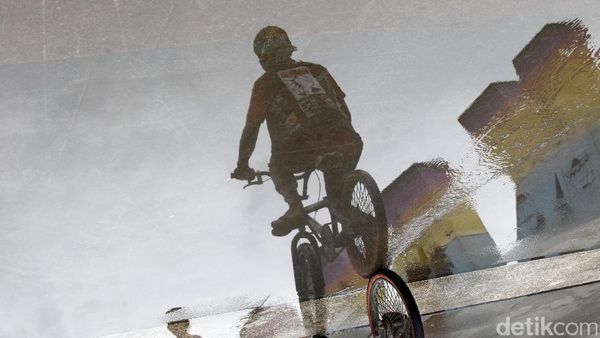 Menikmati Akhir Pekan di Pantai Losari