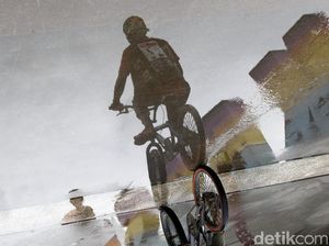 Menikmati Akhir Pekan di Pantai Losari