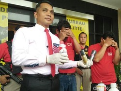 Polisi Bongkar Praktik Pembuatan Parfum Palsu