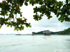 Jalan-jalan Sore di Raja Ampat, Yuk ke Pantai Waiwo!