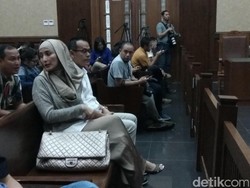 Inneke Koesherawati Kembali Dampingi Suami di Persidangan