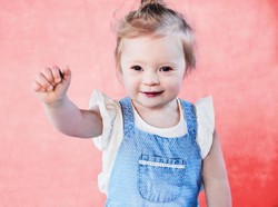 Menggemaskan, Balita Down Sindrome Jadi Model Pakaian Anak-anak