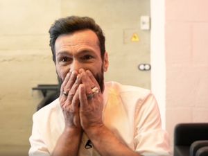 25 Tahun Jadi Gelandangan, Pria Ini Di-Makeover Jadi Keren