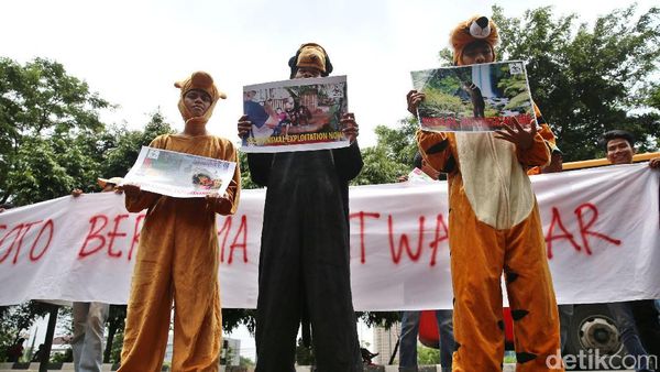 Swafoto dengan Satwa Liar Dikecam