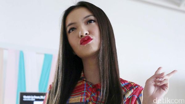 Bibir Merah Raline Shah