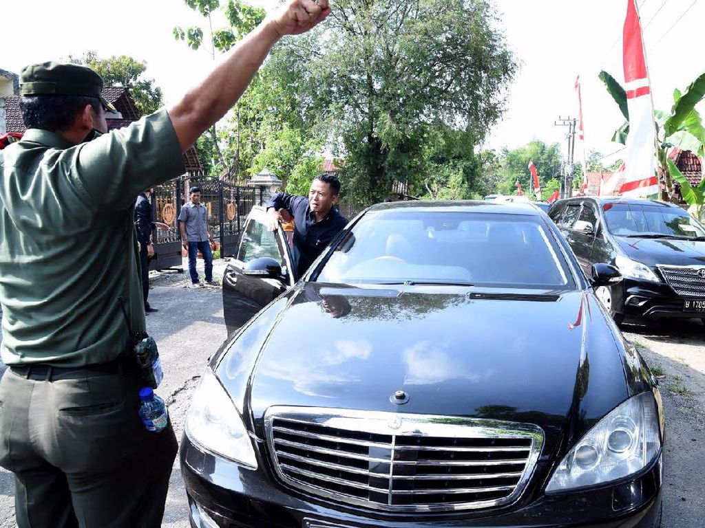 Jokowi yang Tak Heran Mobilnya Mogok di Tengah Jalan Jokowi yang Tak Heran Mobilnya Mogok di Tengah Jalan
