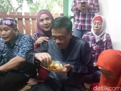 Hujan Deras, Djarot Berteduh Sambil Makan Jengkol Bareng Warga