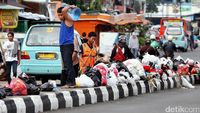Pembatas Jalan di Pulogadung jadi Tempat Sampah 