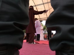 LGBT di Sumbar akan Didenda Bayar Semen, di Aceh Dicambuk 100 Kali