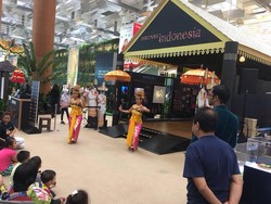 Ketika Angklung dan Batik Bikin Heboh Bandara Changi