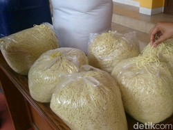 Polisi Gerebek Pabrik Mi Berformalin di Garut
