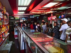 Jatuh Krisis, Orang Venezuela Antre Beli Sembako