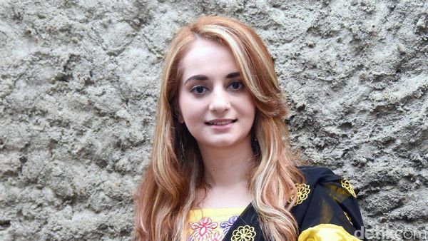 Razz Florean, Si Cantik yang Tak Cuma Modal Tampang