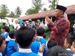 Mendikbud Bagikan 1.717 KIP di Sumatera Selatan