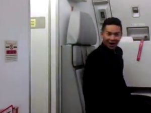 Saat Pramugara AirAsia Lincah Tirukan Video Klip Toxic Britney Spears