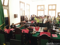 Sidang Vonis Pengeroyokan Guru YAS, Kerabat Korban Bogem Terdakwa