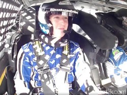 Mark Zuckerberg Tegang Duduk di Mobil Nascar