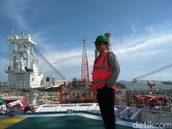 Gaya Jonan Keliling Kapal Raksasa Pengolahan Gas Jangkrik