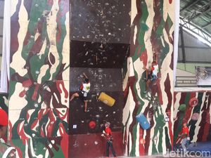 Ratusan Peserta Ikut Lomba Panjat Dinding Kopassus
