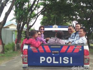 Gaya Susi Keliling Kota Naik Mobil Polisi Bak Terbuka