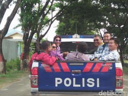 Gaya Susi Keliling Kota Naik Mobil Polisi Bak Terbuka