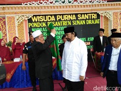 Ke Ponpes Sunan Drajat, Surya Paloh Dijadikan Warga Kehormatan