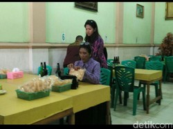 Makan Bakso di Kolaka, Susi Borong 20 Mangkok