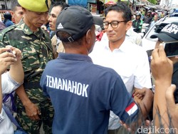 Ketika Sandiaga Disambut Pria Berkaus Teman Ahok