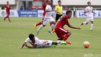 Para pemain Indonesia melancarkan serangan ke pertahanan Myanmar.