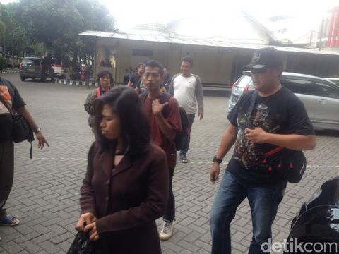 Tiba di Mapolrestabes Surabaya, Beatrix dan Pacarnya Tutup Mulut