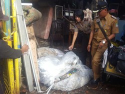 Warga Tangkap Pemulung yang Buang Sampah Kasur di Kali Bekasi
