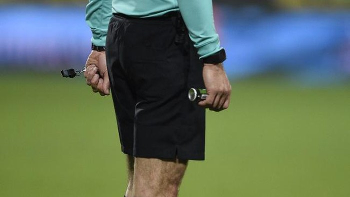 Referee holds a spray and a whistle during the French L1 football match between Metz (FCM) and Nantes (FCN) on February 18, 2017 at the Saint Symphorien stadium in Longeville-Les-Metz, eastern France. / AFP PHOTO / Jean Christophe VERHAEGEN