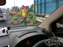 Ada Jagung Berserakan di KM 51, Tol Merak Arah Jakarta Tersendat