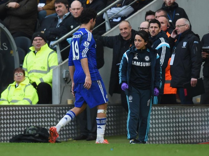 HULL, ENGLAND - MARCH 22:  Diego Costa of Chelsea talks to team doctor Eva Carneiro as he is substituted during the Barclays Premier League match between Hull City and Chelsea at KC Stadium on March 22, 2015 in Hull, England.  (Photo by Michael Regan/Getty Images)