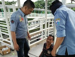 Jelang Ramadan, Dinsos Jaktim Razia Pengemis di Pemakaman