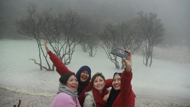 6 Kawah Berpemandangan bak Lukisan di Indonesia