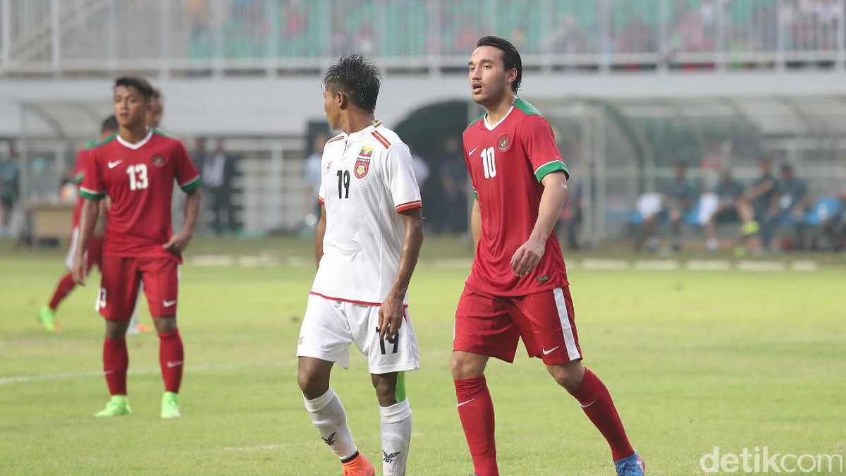 Ezra Walian disarankan dirawat di RSON. Foto: Grandyos Zafna/detikSport