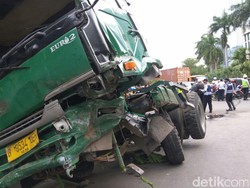 Truk Kontainer Tabrak 3 Mobil di Kelapa Gading