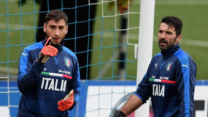 FLORENCE, ITALY - NOVEMBER 10:  Gianluigi Donnarumma and Gianluigi Buffon (R) chat during the training session at the clubs training ground  at Coverciano on November 10, 2016 in Florence, Italy.  (Photo by Claudio Villa/Getty Images)