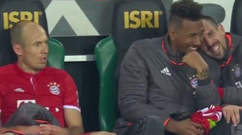 Robben Kesal Sekali, Sejumlah Rekannya pun Tertawa Geli Robben Kesal Sekali, Sejumlah Rekannya pun Tertawa Geli
