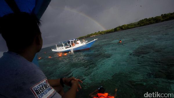 Indahnya Snorkling Ditemani Pelangi di Pantai Bira