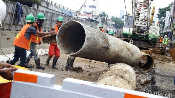 Melihat Kesibukan Pekerja Bangun Underpass Matraman
