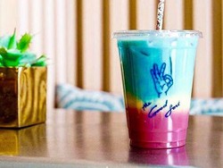 Slurrp! Rainbow Iced Latte yang Cantik Ini Dibuat dari Kunyit hingga Bit