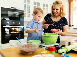 Agar Anak Tetap Aman di Dapur, Perhatikan 8 Tips Ini (2)