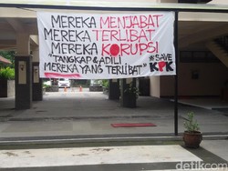 Spanduk Tolak Pelemahan KPK Bertebaran di UGM